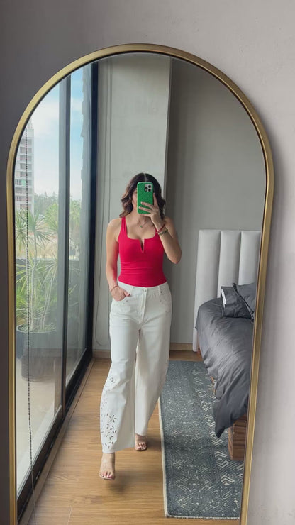 PREVENTA •Body tirantes detalle V rojo• SE ENTREGA A PARTIR DEL 1 de junio