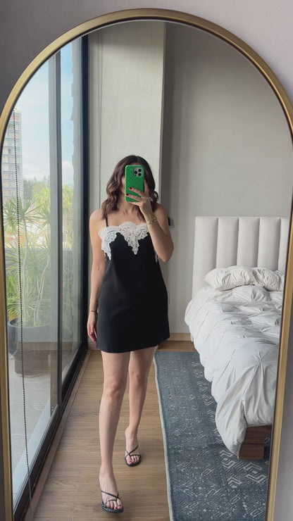 Vestido corto tiranes negro con lace