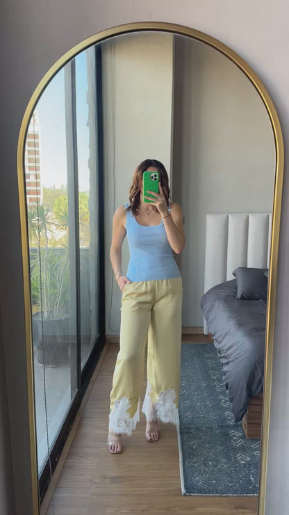 Pantalón satín con lace amarillo