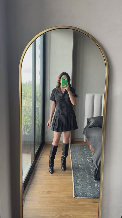 Vestido corto rayas gis falda plisada negro