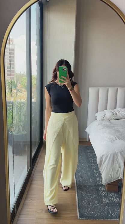 Pantalón con detalle lace y botón amarillo