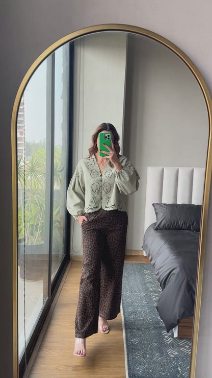 Blusa con detalle corte laser olivo