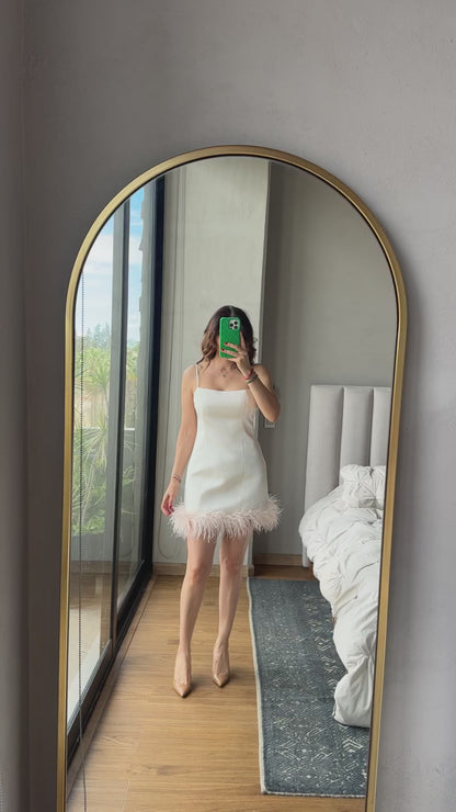 Vestido corto tirantes con detalle plumas